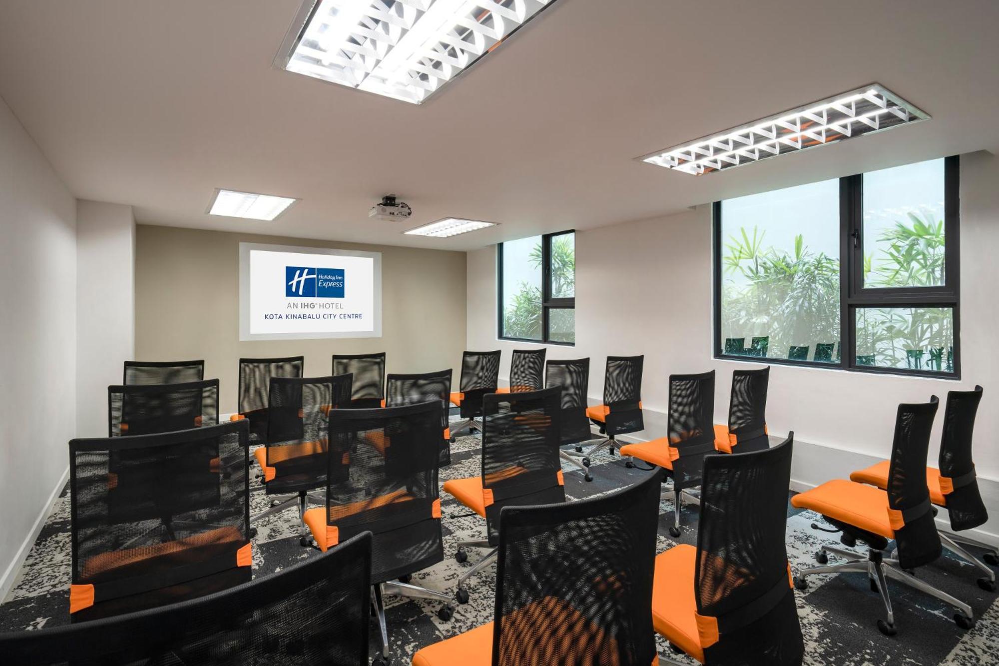 Hotel Express Centre By Ihg 4*